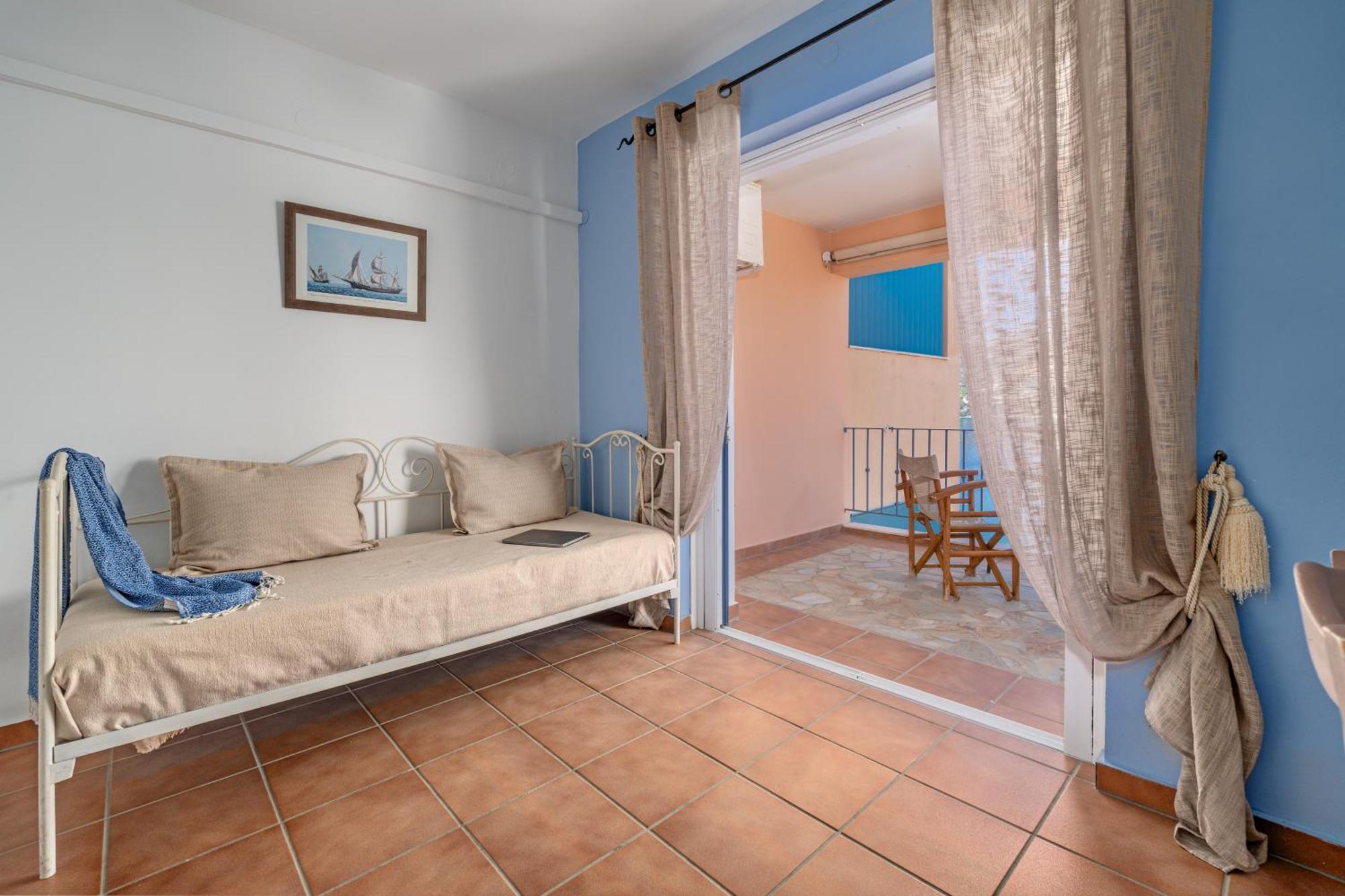 Niovi Seaview Apartments アイイ・アポストロ エクステリア 写真